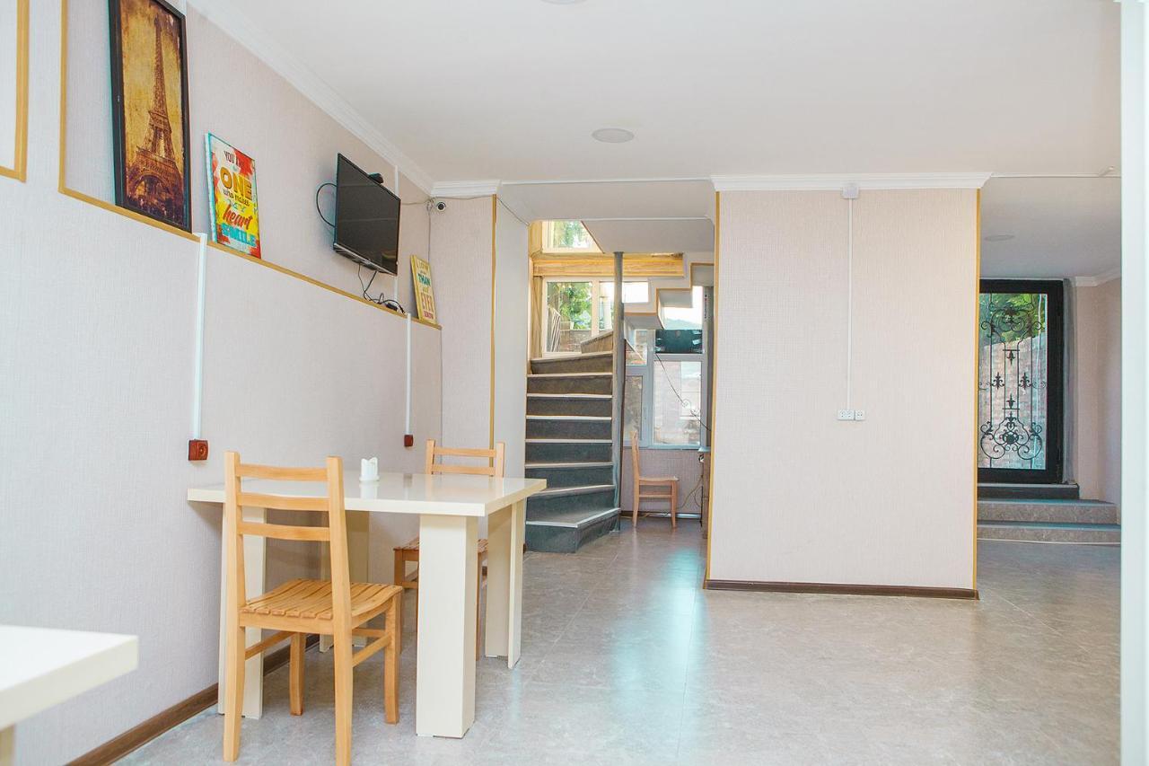 Blossom Hostel Updated ! Обновлено !!! City Center! Perfect Order!!! Snow-White Bed Linen!!! Идеальный Порядок!!! Белоснежное Постельное Белье!!! Центр Города !!! Tiflis Exterior foto